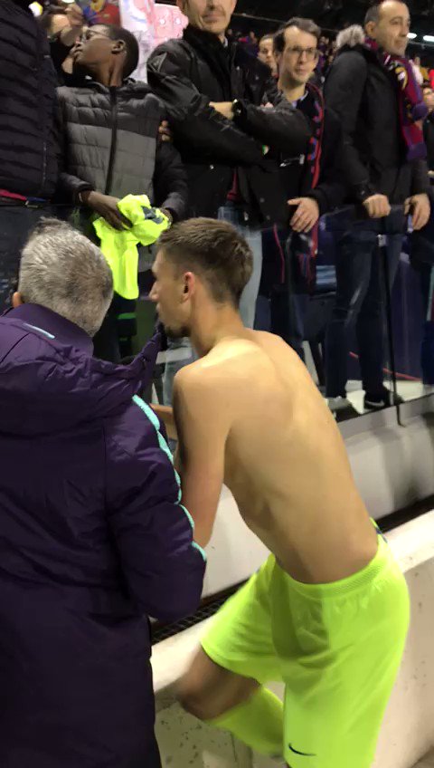 👕 Somebody was very lucky this evening! 😍👏
@clement_lenglet ! #LevanteBarça (0-5)
#ForçaBarça 🔵🔴