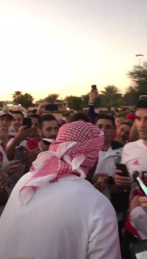 مشجع اماراتي مع جمهور ريفير بليت و اهزوجتهم الخاصة.