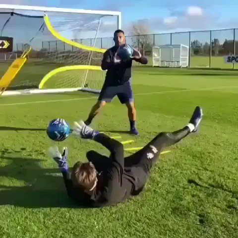 Tag your training buddy here ⬇️ #goalkeepersdoitbest #goalkeepertraining #goalkeepergloves #gksaves #goalkeepermotivation #moderngoalkeeping