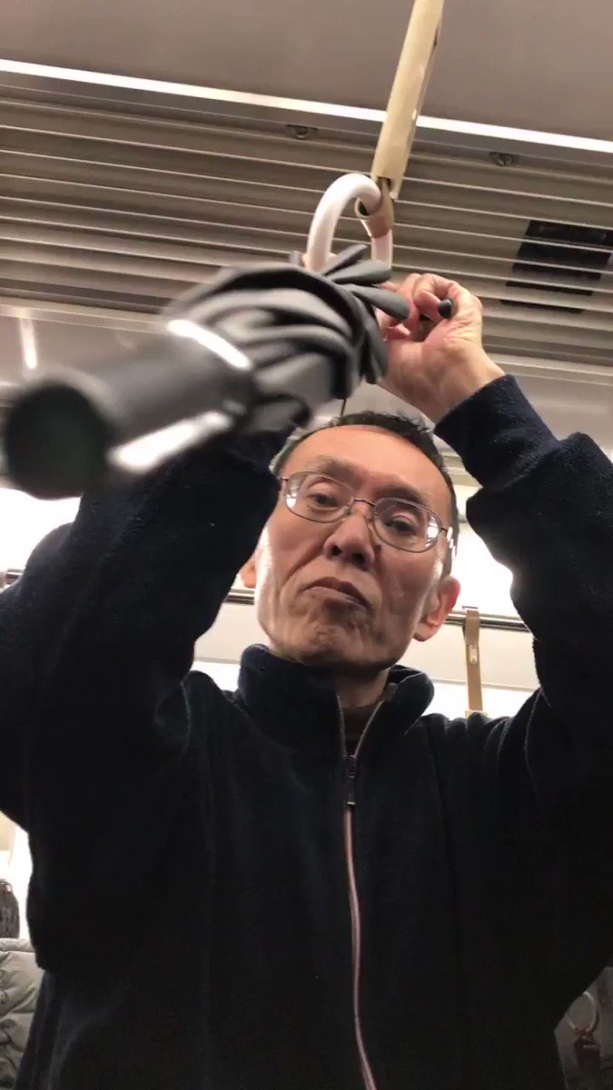 電車で変な人にロックオンされた 傘がこっち向いてたら怖いって 話題の画像プラス 電車で変な人にロックオンされた 傘がこっち向いてたら怖いって 話題の画像プラス