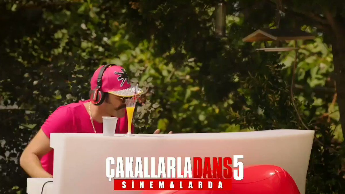 Hastasıyız dedeeee! 🤙 Bu dansta bize eşlik eden tüm izleyicilerimize teşekkürler. 💃🕺 Hala izlemeyenler için #ÇakallarlaDans5 sinemalarda! 🍿
@taffpics @Sugarworkzfilm
