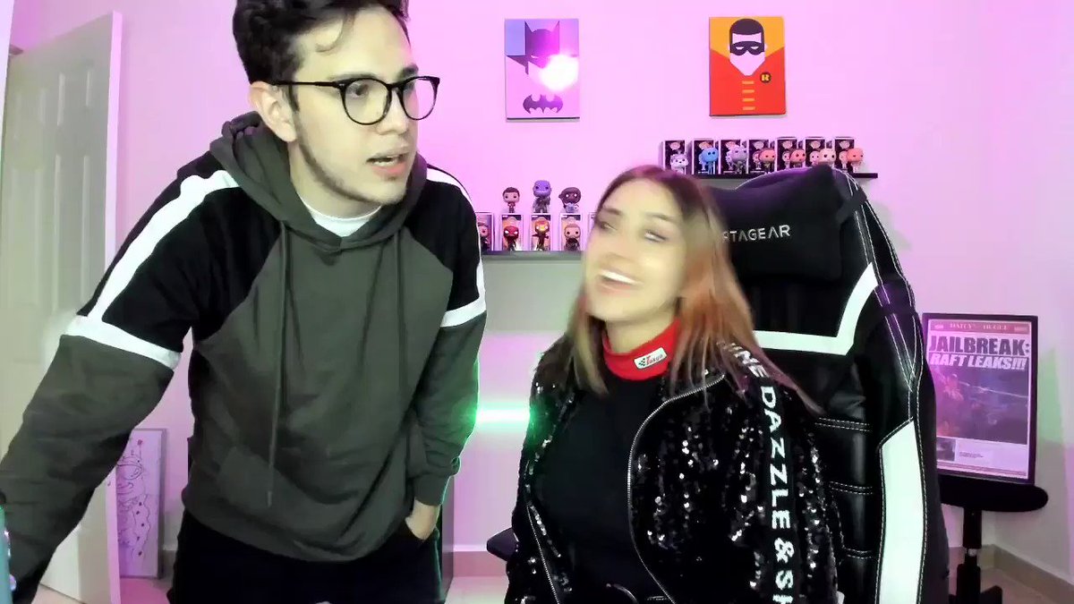 A quien no le gustaria tener una relacion tan goals como la de ari y juan😅❤
Pues... A mi si me gustaria 😍