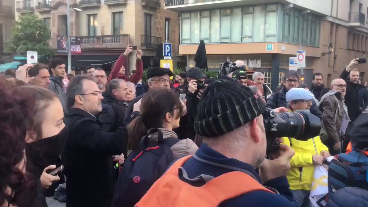 Los primeros manifestantes increpan a un equipo de @A3Noticias #21d