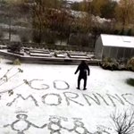 雪が降った時のパパの行動が可愛すぎる!家族へのメッセージを雪で書いている!w