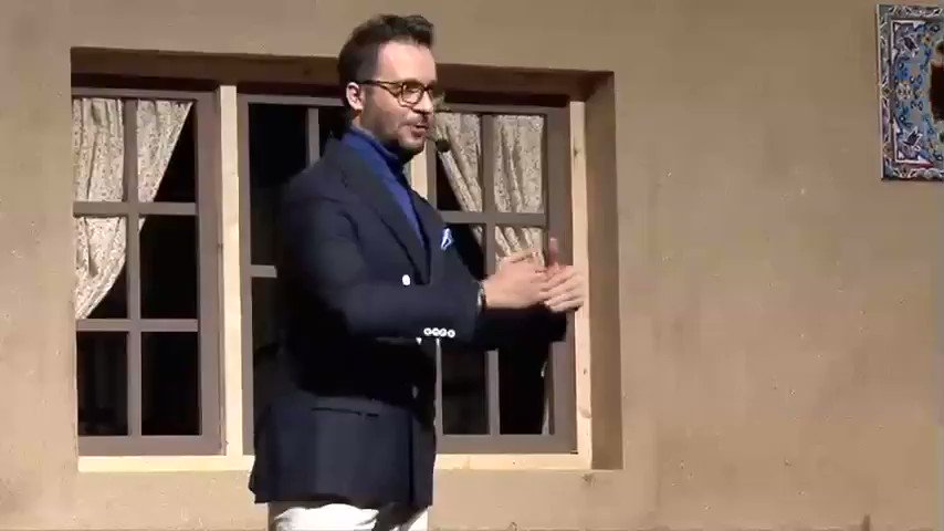 لحظه باشکوه و احساسی خواندن شعر آقای حکایتی توسط میهمانان جشنواره بینالمللی قصهگویی در زمان ورود بهرام شاهمحمدلو