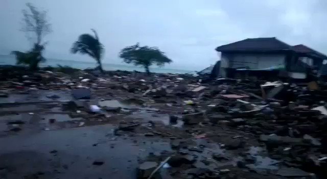 Volcanic tsunami in Indonesia: New pictures and videos of the tsunami triggered by the eruptive activity of Anak Krakatau volcano BizNJF8Edns8tt3Q?format=jpg&name=small