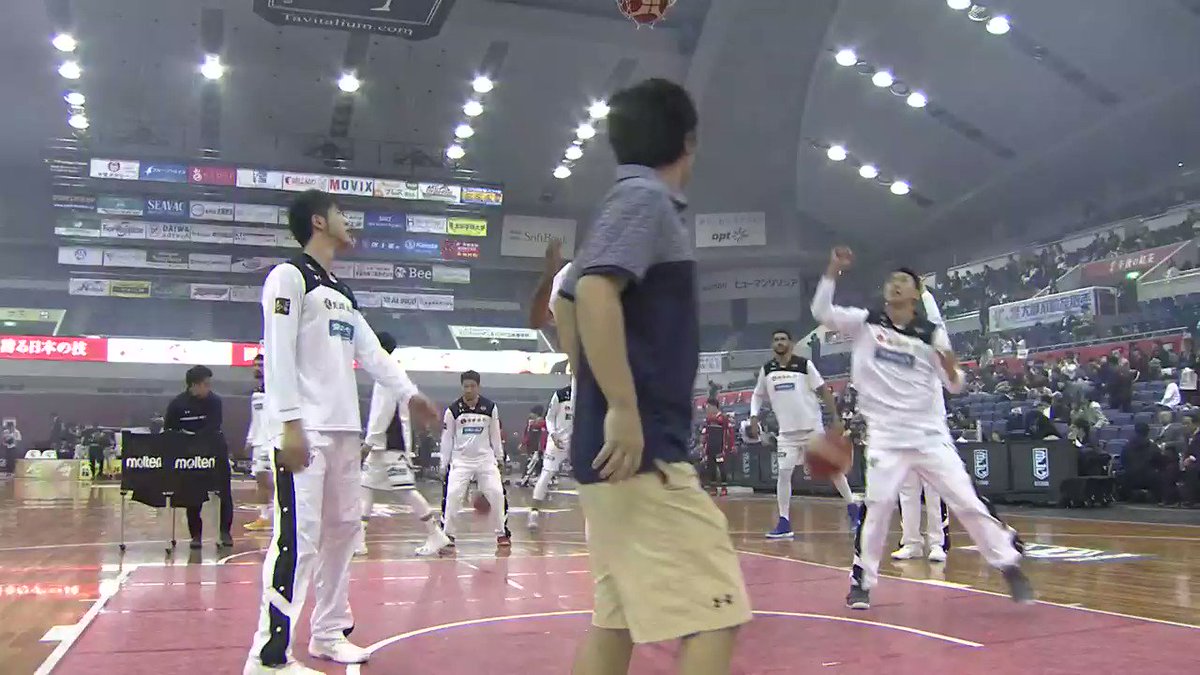 伝統の一戦!
VS大阪 キングススターティングメンバー
#1橋本、#3並里、#12エアーズ、#40スコット、#51古川