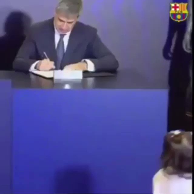 La hija de #JeisonMurillo se robó el show en la presentación de su padre con el #Barcelona 😍😍😍😍 https://t.co/VjHULASXQ9