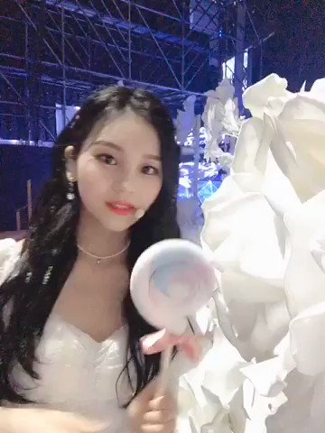 •122818 Gfriendofficial Twitter Update
#여자친구 #GFRIEND #엄지 히히😶 버디 한 번 더 보고 싶어서 찾아왔지요👀 그럼 #Kissing_You 엄지는 진짜 안녕! 🙌 잘자요 굿나잇🌕