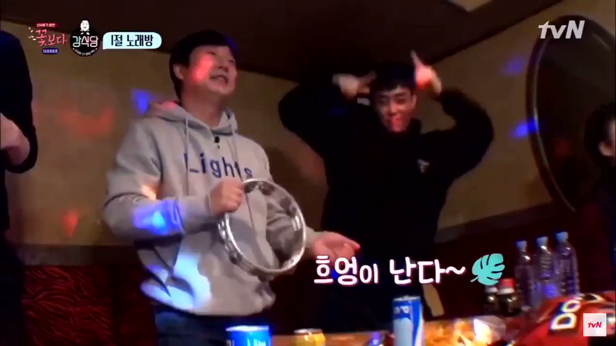 Eun Jiwon being the cute and supportive sunbaenim that he is #Sechskies #EunJiwon #은지원 #젝스키스 #1KYNE