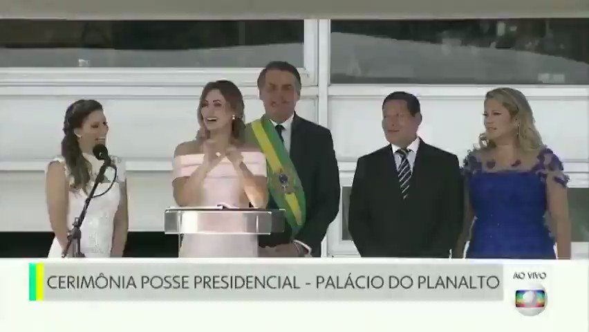Michelle Bolsonaro,mulher, nordestina, mãe solteira, evangélica,filha de negro, discursa em libras, primeiro q o Presidente da República e ainda o beija ao vivaço? Cadê as lágrimas das feminazzis, a turma do EleNão da Lacrolandia? Isso q chama empoderamento hein? #MichelleMito