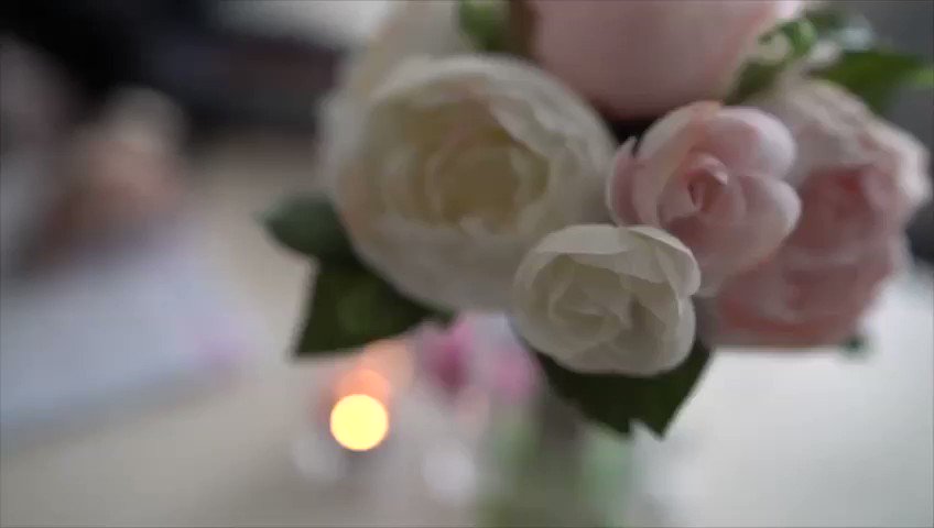 أكتب، رغم أن الكتابة لم تكن أمرًا هينا. أحمل على عاتقي هموم القارئ، أسكب على ورقي أحلامه.. انفصل عن العالم بشيءٍ من الذهول، واختزل في أبجديةٍ أرى العالم من خلالها..
وبعد زمنٍ لاتسعني مساحته.. أضع بين أيديكم كِتاب فاضت فيه كل كلماتي!
.
رواية #جائع_حتى_الأمس