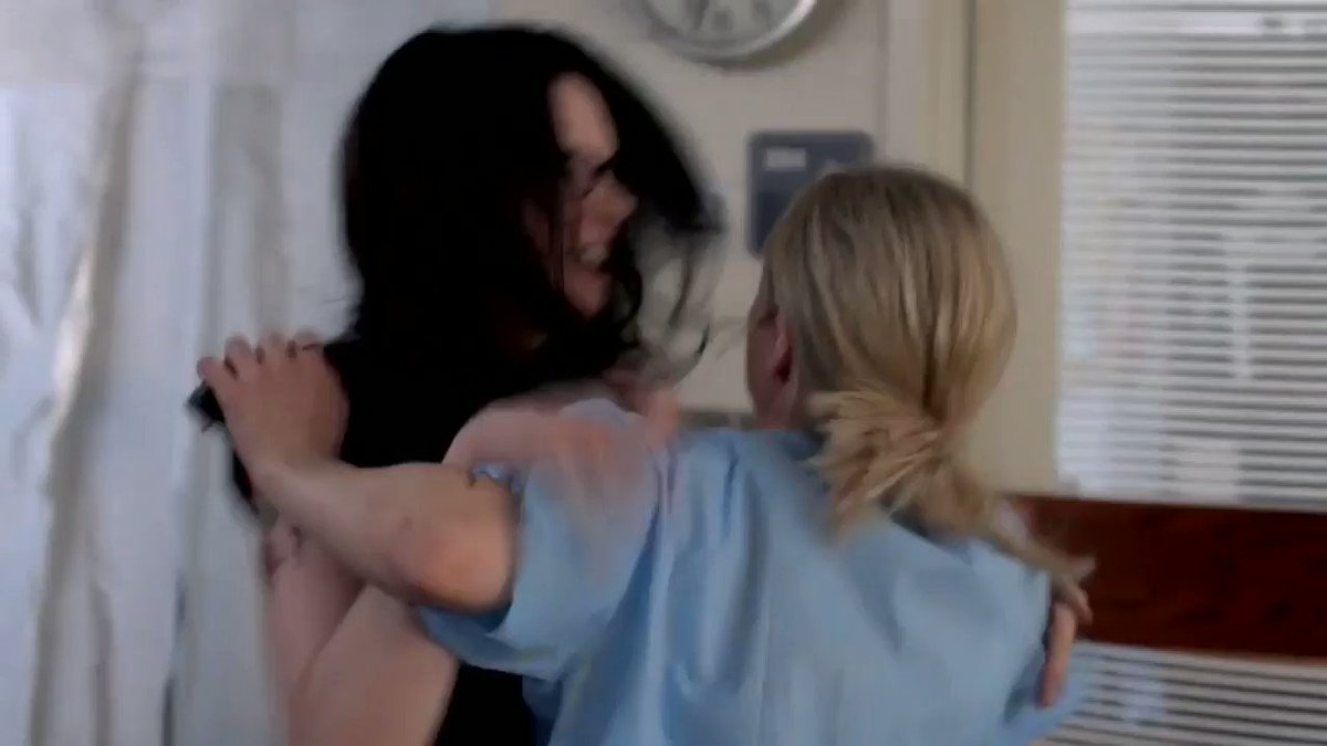 Taylor Schilling, Laura Prepon – Orange Is the New Black S03E02 (2015) – Celeb Nudity