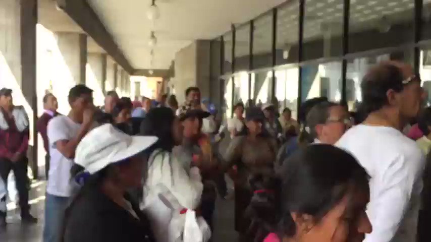 A las afueras del @MunicipioQuito los pequeños comerciantes reclaman por sus derechos. @MauricioRodasEC hace caso omiso. Les pregunto quiteños y quiteñas: esta es la clase de municipio que queremos?