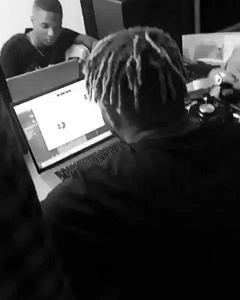 Wizkid has been taking care of the boy he signed at his show in 2017, Ahmed.
They want him to face his studies, that's why he isn't releasing songs yet. But bad belle people came to Twitter, and said he abandoned him. Here's Ahmed with Wizkid in January.