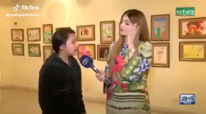 Vow. She sings Bulleh Shah so well. Anybody know her name??