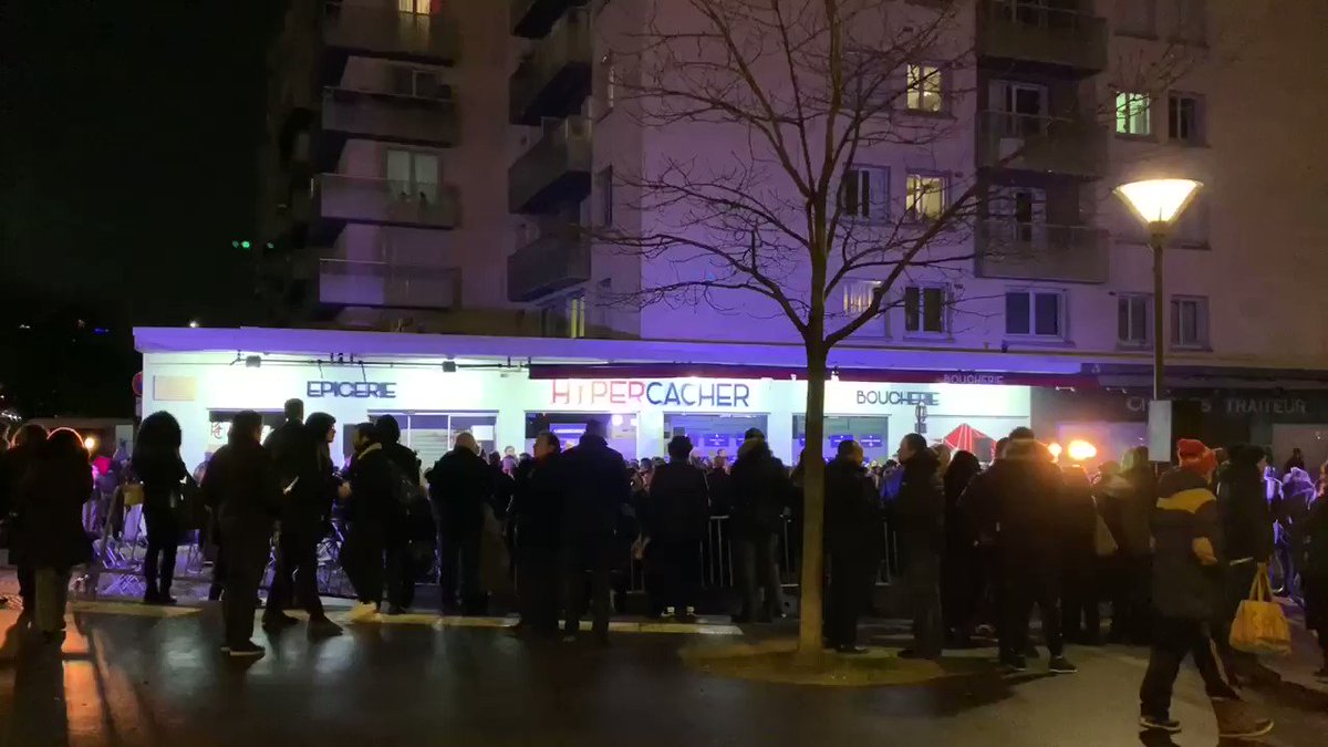 Il y a 4 ans le RAID et la BRI mettaient fin à la terreur des otages de l’Hyper Cacher et neutralisaient leur assaillant.
4 de ne compatriotes venaient de tomber sous ses balles. Tués car juifs.
Ce soir la même émotion nous étreint et un devoir nous incombe : ne jamais oublier.