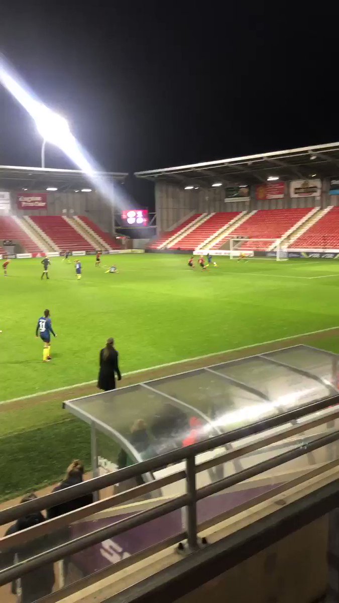53’ Goal!! We double our lead after great pressing sees us dispossess West Ham in the final third and @jessSigsworth5 finishes! 2-0 #MUWomen