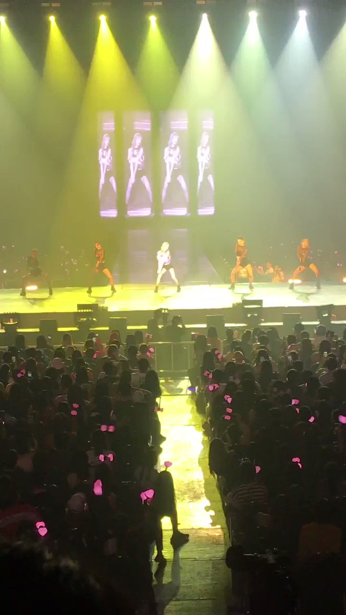 #INYOURAREABKK_DAY1 ตายอย่างสงบแล้วกุอะ จังหวะนี้ผู้ชายข้างหยิบยาดมขึ้นมาดมเลยอะ