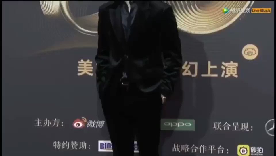 微博年度原创音乐
l'm honored to receive this award. 🏆
you guys are always by my side.
Even when there were absolutely nobody recognizingmy music before.😔
I hope I can make you all proud.
I will try my best to do my music.🙏
#jacksonwang #잭슨 #王嘉爾