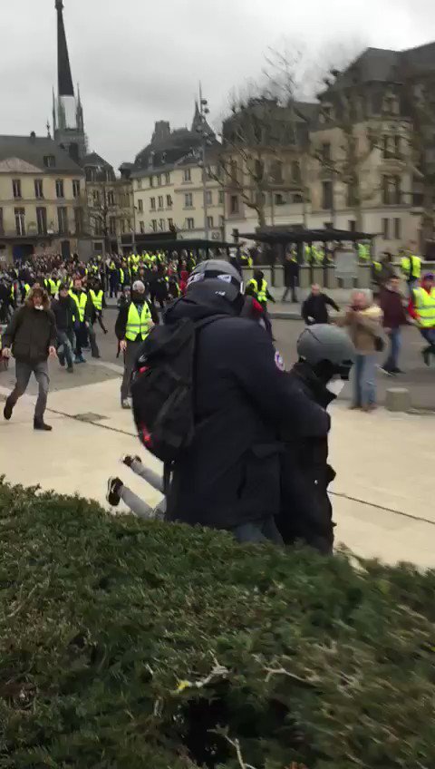 VIDÉO @paris_normandie. Une équipe de journalistes de la chaîne @LCI ciblée par des manifestants à #Rouen. Les deux journalistes étaient accompagnés de deux agents de sécurité, dont l'un a dû être transporté à l'hôpital.
🔴 Suivez notre direct sur les ➡ https://bit.ly/2RoXU0f