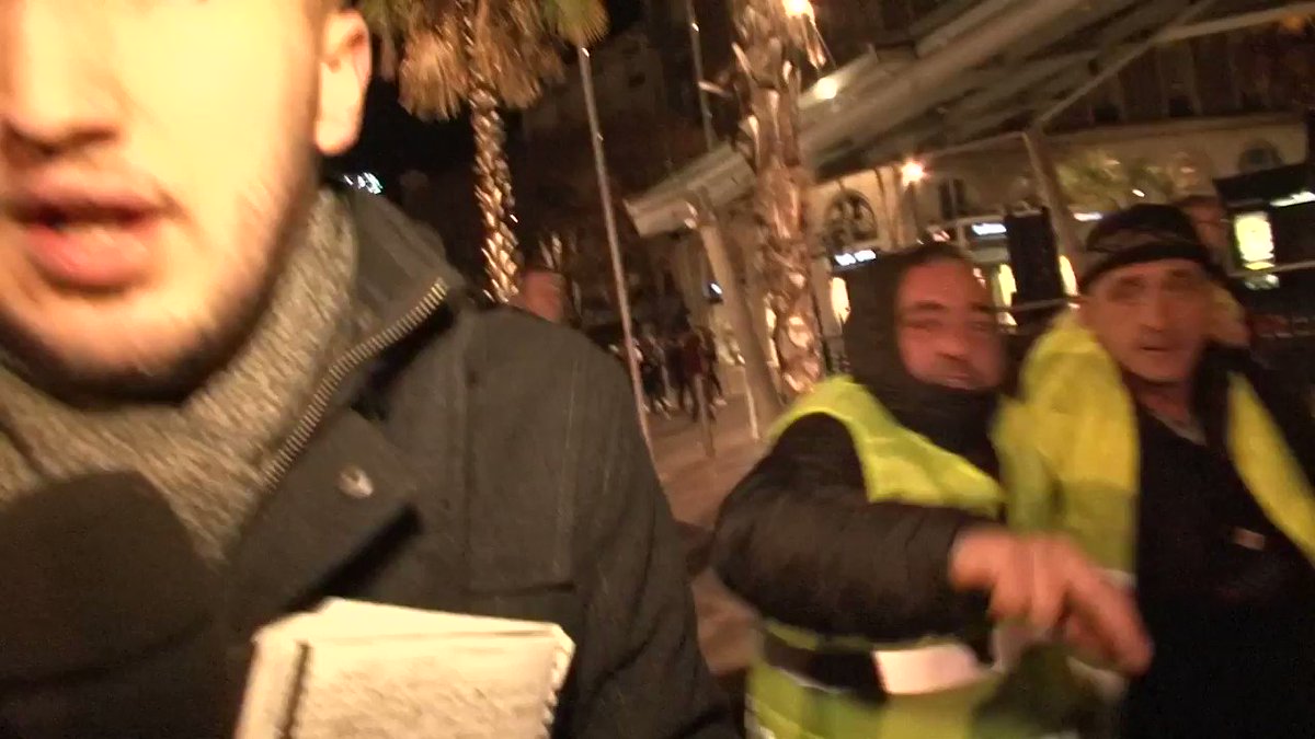 Une petite vidéo de l'agression. Si vous reconnaissez la personne en gilet jaune qui me donne le coup, merci de m'envoyez un message. Une plainte va être déposée. @PoliceNationale