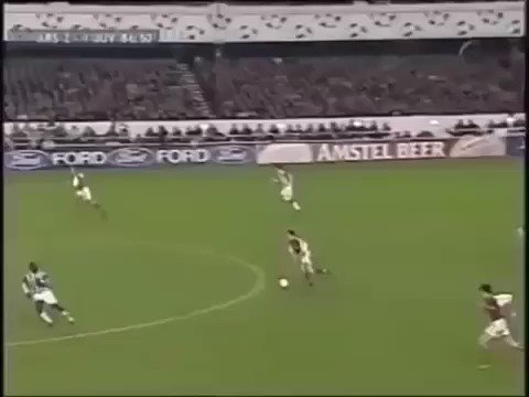 Pasan los años y no podemos entender esta asistencia de Dennis Bergkamp a Ljungberg... 😱👏🤩
