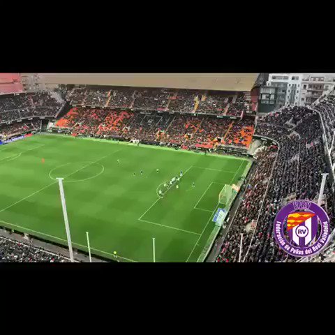 ⚽️⚽️⚽️Boooooomm💥💥💥
➡️Golazo de Alcaraz visto desde la afición pucelana en Mestalla.
#ValenciaValladolid @realvalladolid