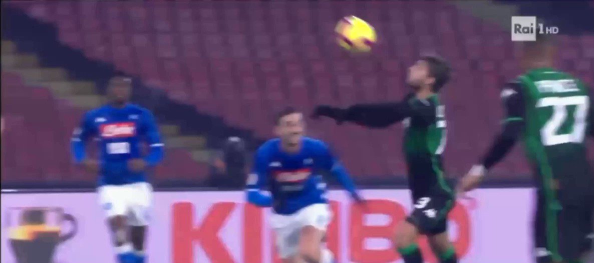 📺I fermo immagine possono anche trarre in inganno.
Allora mettiamo il video, rallentato frame per frame: la palla sembra colpire nella zona del logo del Sassuolo (petto) e poi scivolare verso il basso senza cambiare rotazione (quindi senza toccare altro). Fallo di mano?🤔