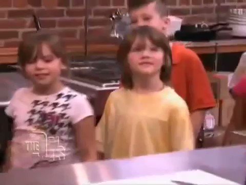 وراهم كيف يتم صنع السجوق ، وسالهم مين بعد كذا يبي ياكل هالشي ؟
ردة فعلهم ياجماعة 😂😂😂😂😂😂😂