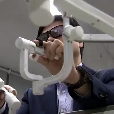 Seorang dokter di Cina sedang operasi dgn robot dari jarak 50 km. Dgn sistem 5G lebih cepat 4 kali daripada 4G.
Di sini masih sibuk sama "agama gue lebih baek dari agama lo".
