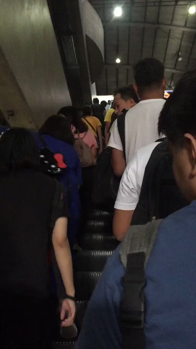 CAN I JUST SHARE?? THIS IS IN THE MRT AYALA STATION AND EVERYONE FOLLOWED THE ‘WALK ON THE LEFT STAND ON THE RIGHT’ RULE?? PROGRESS FOR THE PHILIPPINES WOW I AM HAPPY