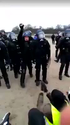 12/ Some #GiletJaunes protestors in #France minding their own business singing and playing music peaceful on the ground, when then a police officer decided to throw a tear gas grenade on the ground.