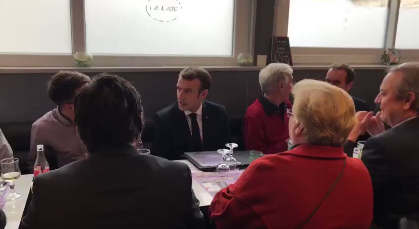 Déjeuner avec le Président de la République autour de commerçants, artisans et retraités vernonnais.