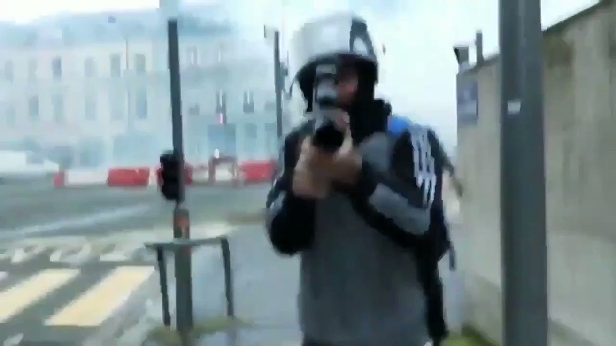 21/ here shows a French policeman in #Rouen dressed as a protester while aiming a flash ball gun at point blank range in a journalist's face while he was covering the #GiletsJaunes protests, Appalling.