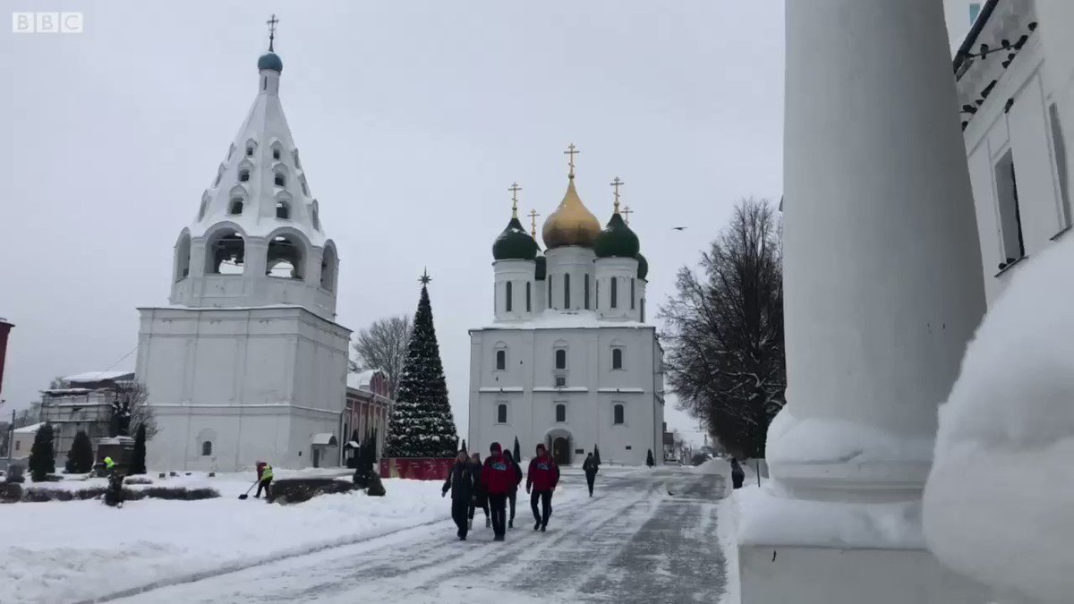 Kolomna has a Kremlin, a sea of onion domes & ornate wooden houses. But what grabbed my attention was a chap shoveling snow off his roof: he nearly gave me a heart attack. The music is ‘Snowfall’ (‘Snegopad’) by Alexei Ekimyan. Day 3 of #RussianWinterWeek @BBCRadio3 Breakfast