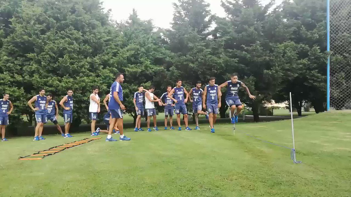 #FútbolPlaya Así arrancó el entrenamiento de hoy la Selección @Argentina, trabajos físicos a las órdenes del Prof. Martín Pérez Rodríguez.