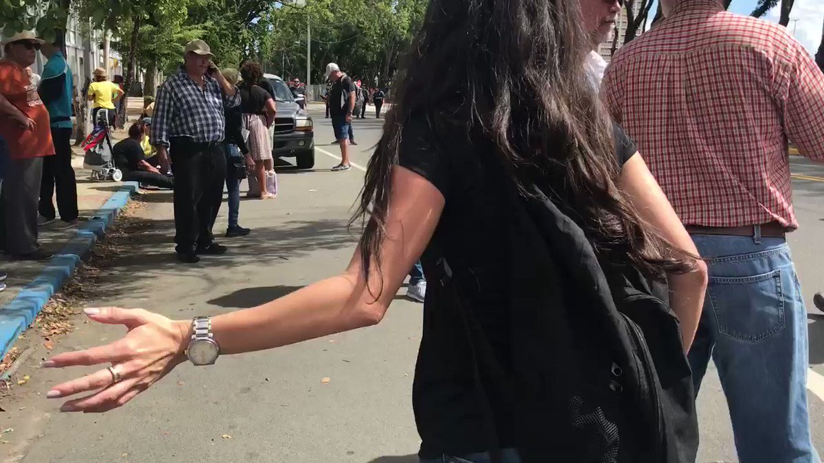 “Yo creo que el país entero debe levantar su conciencia sobre lo que estamos vivienvo aquí (acuerdo de COFINA)”.
Fueron las palabras de la excandidata a la gobernación, Alexandra Lúgaro en medio de manifestación en contra de acuerdo de la deuda.
#NotiUno630