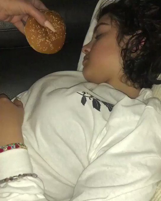 I remember eating that sleeping 🤣🤣💀 with my eyes close &ldquo; de pinga &ldquo; LMFAO https://t.co/AFH4se4Sc3