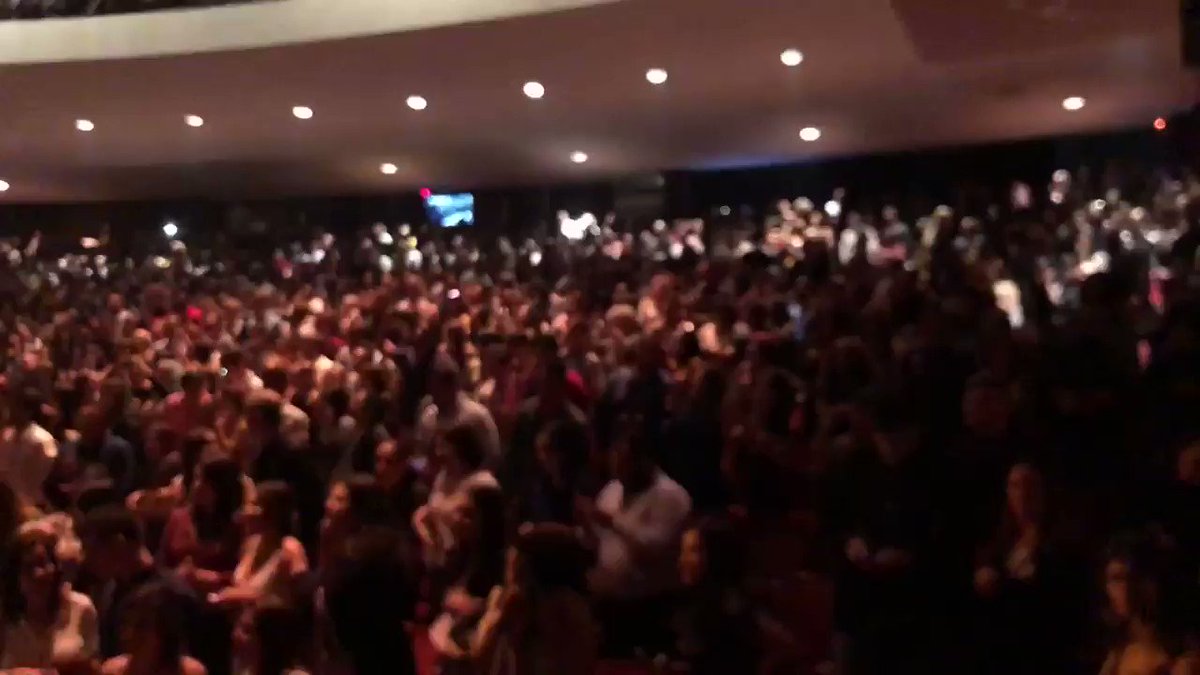 Two thousand souls praise a favorite son of #PuertoRico🇵🇷 @Lin_Manuel on his 39th bday.
🎥 (Chairman @EArosemenaM).
Feliz cumpleaños, Lin!
Good job @Vegalteno and Luz. @HamiltonMusical.