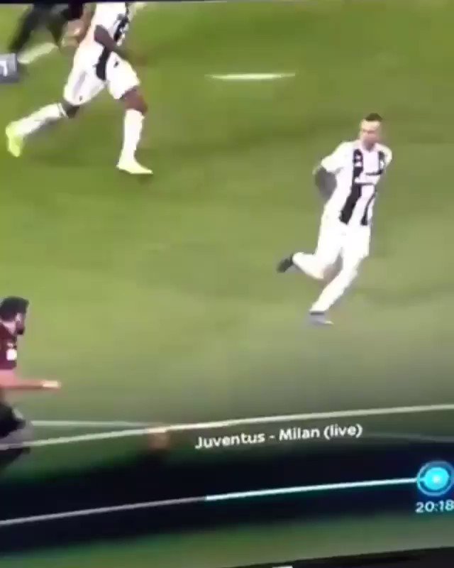 Dopo aver visto e rivisto l'azione sono sempre più convinto che non possa MAI essere rigore. #Conti va per colpire di tacco ed #EmreCan contrasta colpendo il pallone col tacco. Essendo una finale sarei comunque andato a rivedere per scrupolo, ma non cambiava nulla