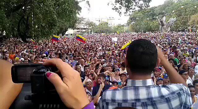 #16Ene #Venezuela "Fuera Maduro" corean los ciudadanos que participan en el #CabildoAbierto que se lleva a cabo en la ciudad de #Valencia, estado #Carabobo. En el evento están presentes varios diputados de la Asamblea Nacional. Video: cortesía.