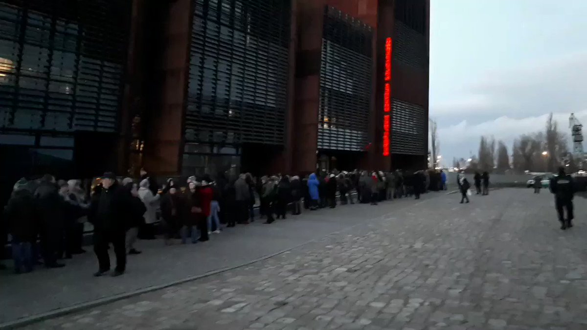 Tak wygląda kolejka do Europejskiego Centrum Solidarności, w którym znajduje się trumna z ciałem prezydenta @AdamowiczPawel . Kolejka stale rośnie @RadioGdansk