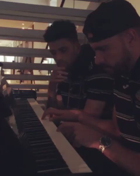 #FBF over in Sweden after we played our Europa League game, waiting for the coach back to the airport. Taught my brother verno one of my songs 😂 👏
#europaleague #football #music #piano #singer