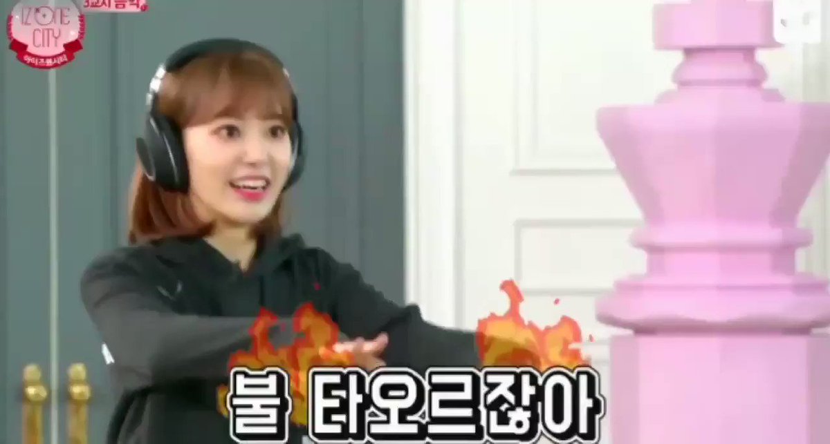 Yena is having a hard time to guess what's the song that #Sakura's dancing to but then because #Chaeyeon is with them... you know, the one who will understand sakura the most 😍💜 chaeyeon guess it right ㅋㅋ #IZONE #chaekura #Kkuchaen #KkuChae #HotaruCouple