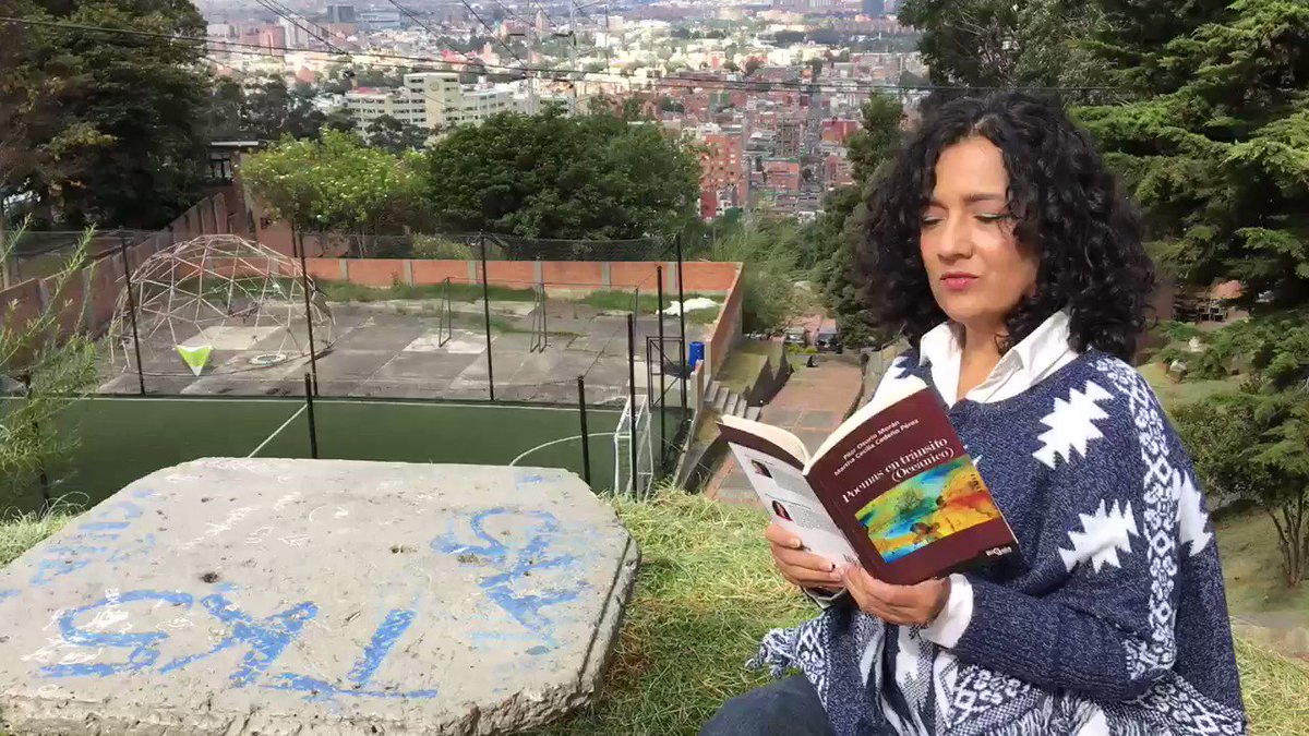 Leyendo poesía para espantar la muerte #poemasentránsito #Poetica #poesia #poemas #poetrycommunity #poetrylovers #poetry #NoALaViolencia #Bogotá #Colombia