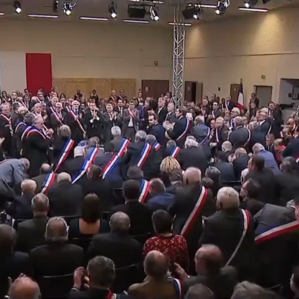 Applaudissements appuyés pour @Eric_Menassi, maire de la ville de Trèbes, touchée l’an passé par un attentat terroriste et des inondations meurtrières.
Merci Monsieur le maire. Merci pour votre engagement. Merci pour votre force. Vous êtes un exemple.