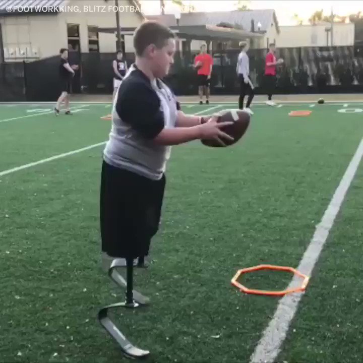 Calder Hodge, a 13-year-old QB with prosthetics legs, doesn't let anything stop him from playing the game he loves 🙌
(via @footwork_king1)