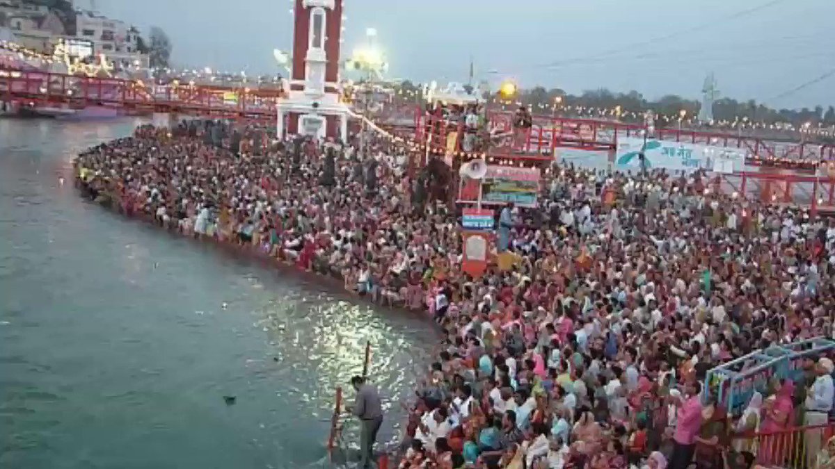 #SaturdayMotivation
कही न कही कर्मो की मार का डर है ,
नही तो गंगा पर इतनी भीड़ क्यो है ?
जो कर्म को समझता है उसे धर्म समझने की जरूरत ही नही
पाप विचार करते है और गंगा शरीर धोती है विचार नही
#अंधश्रद्धाभक्ति_कुंभस्नान
देखें रोजाना साधना टीवी पर शाम 7:30pm