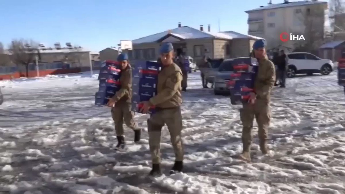 Günaydın mutlu haftasonlar🙂
Bingöl’de Mehmetçik,488 öğrenciye karne gününde bot hediye etti.
Genç İlçe Jandarma Komutanlığı Komutanlar ve vatani görevini yapan askerler kendi aralarında topladıkları parayla Nuri Özaltın İlkokulunda okuyan öğrencileri mutlu ettiler🙂